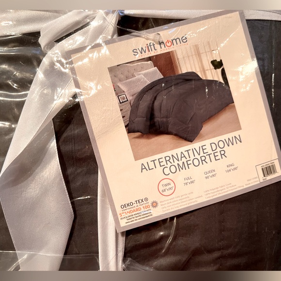 Gray BNWT Twin alternative town comforter - Picture 2 of 3